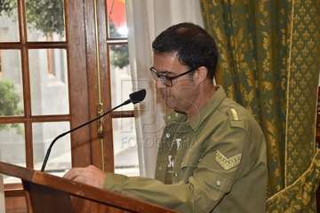 El periodista teldense Gaumet Florido leyó este jueves en el Pleno municipal el Manifiesto Institucional por el Día Internacional de las Mujeres (Foto TA y Francisco J. Santana)